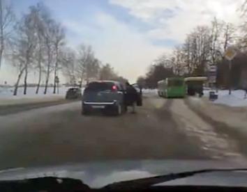 Сбитый пешеход и странная развязка: видео